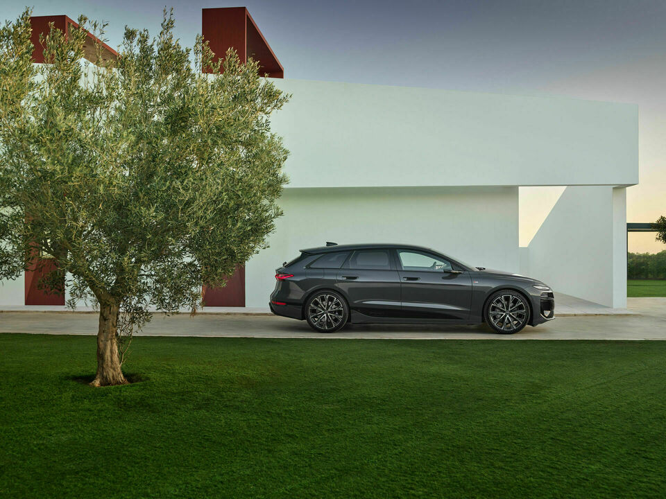 Audi A6 e-tron Avant 2025: фото модельного ряда; комплектация и длина кузова могут отличаться