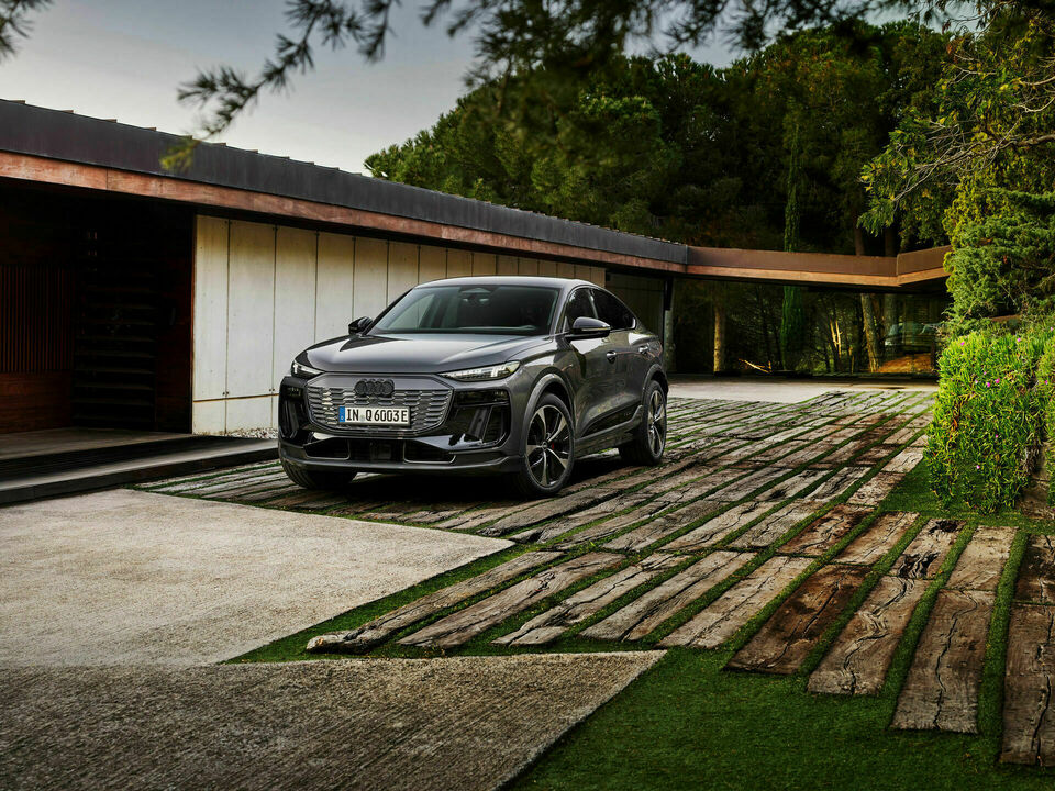 Audi Q6 e-tron Sportback 2025: фото модельного ряда; комплектация и длина кузова могут отличаться