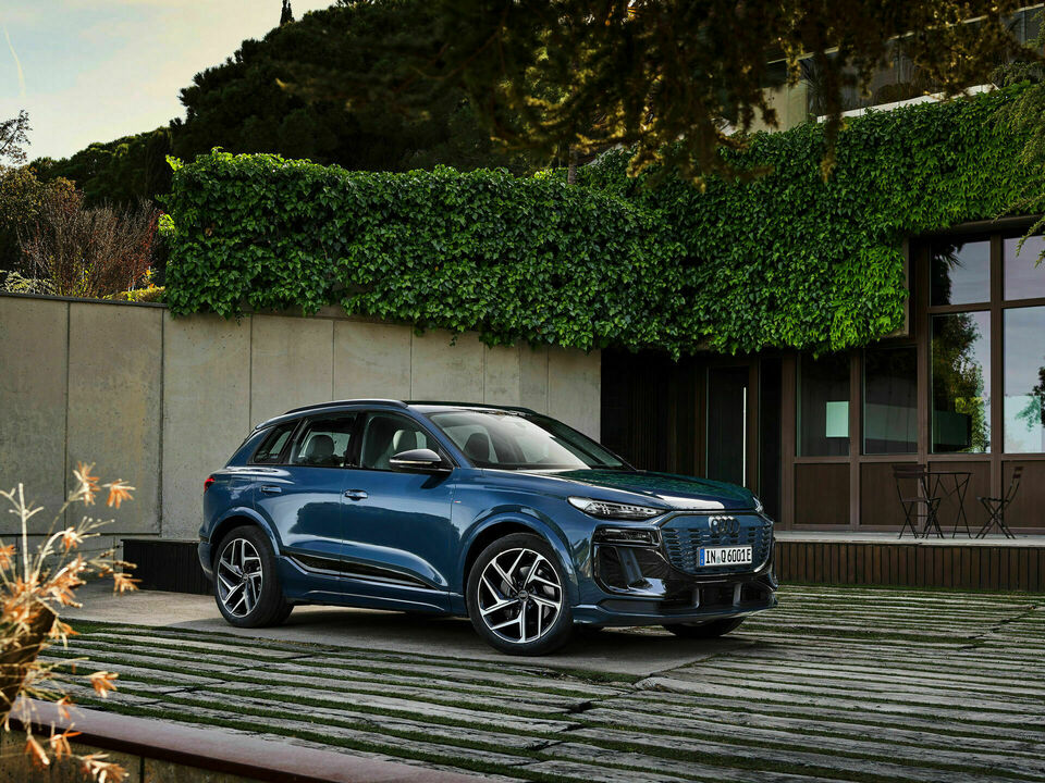 Audi Q6 e-tron SUV 2025: фото модельного ряда; комплектация и длина кузова могут отличаться