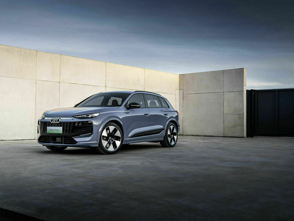 Audi Q6L e-tron SUV 2025: фото модельного ряда; комплектация и длина кузова могут отличаться