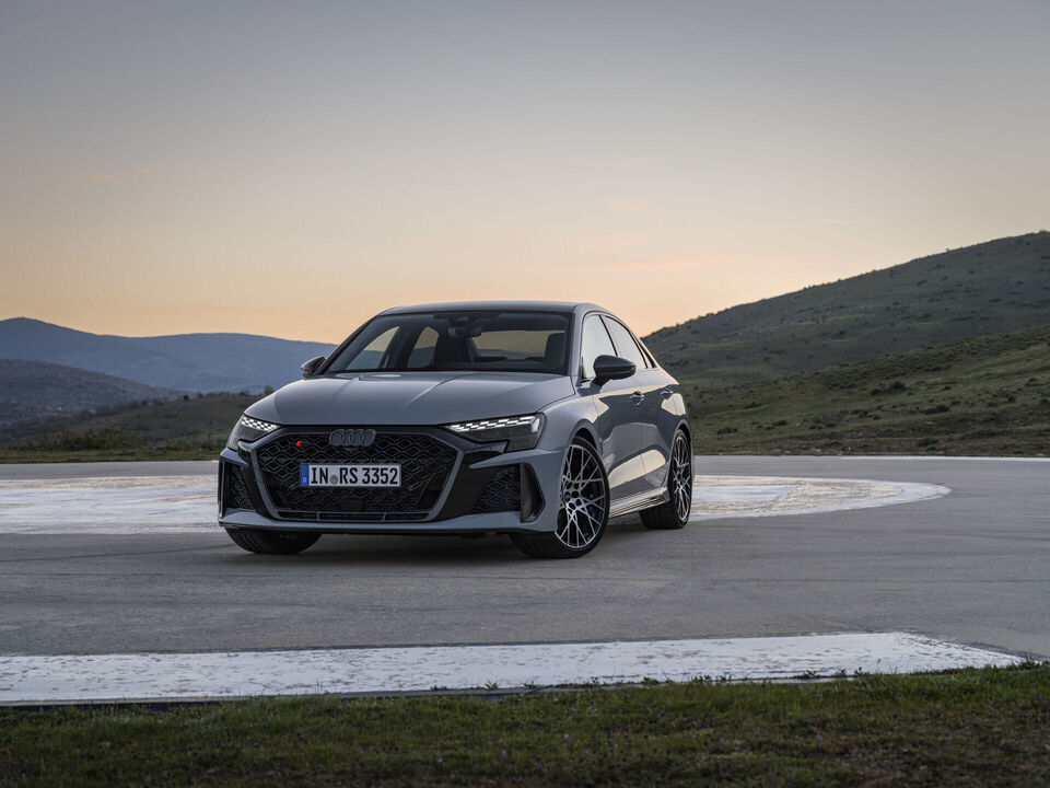 Audi RS3 Sedan 2025: фото модельного ряда; комплектация и длина кузова могут отличаться