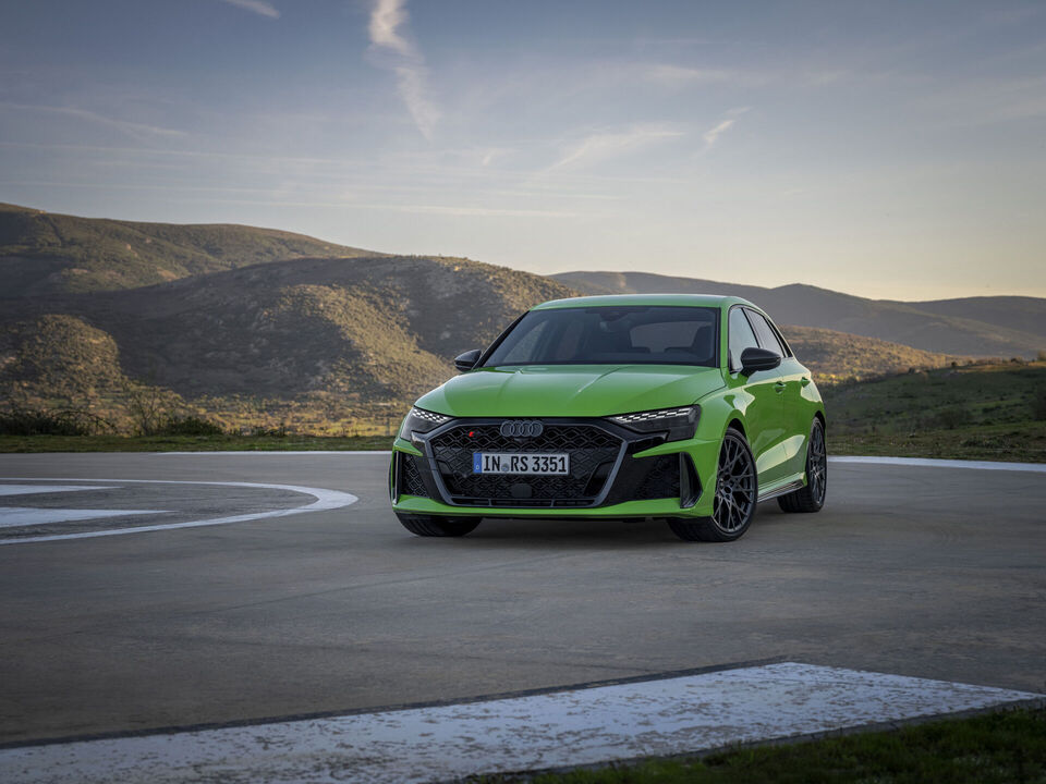 Audi RS3 Sportback 2025: фото модельного ряда; комплектация и длина кузова могут отличаться
