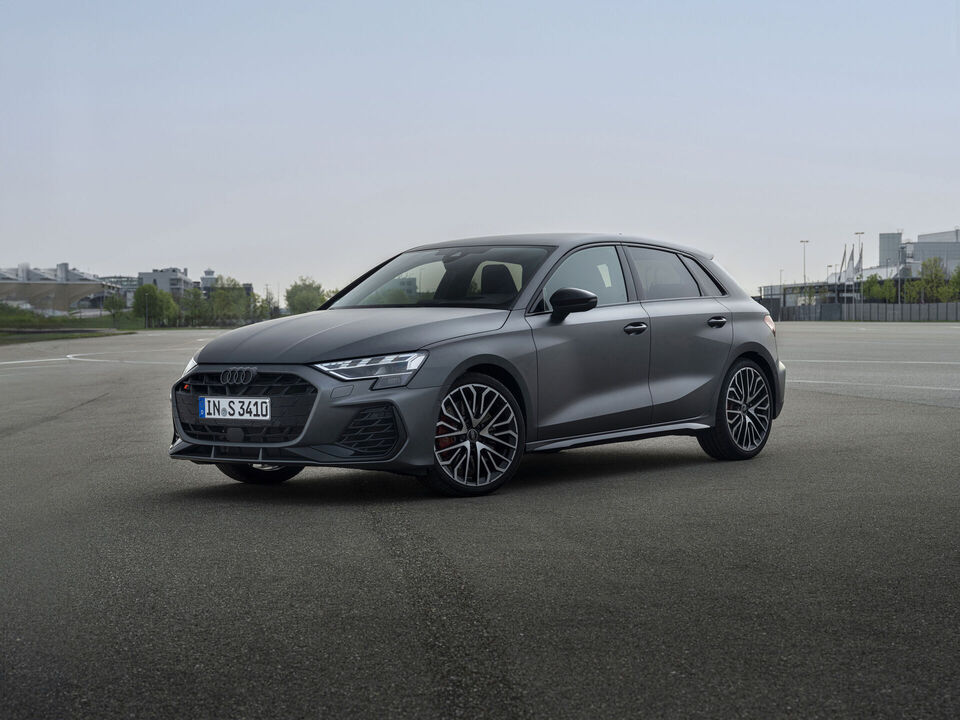 Audi S3 Sportback 2025: фото модельного ряда; комплектация и длина кузова могут отличаться