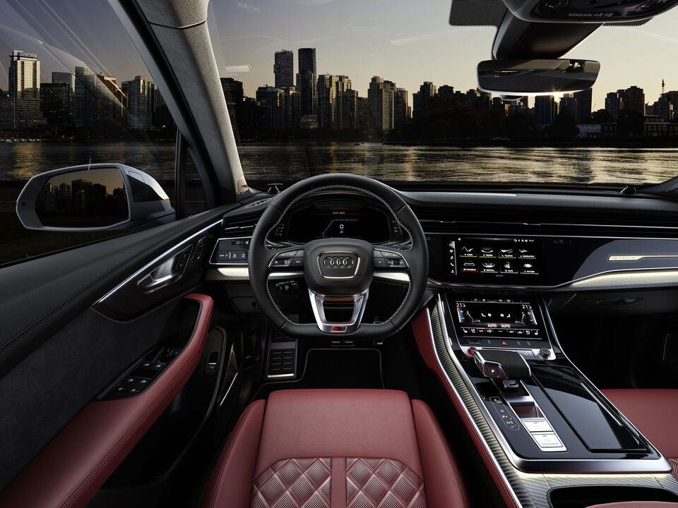Audi SQ7 2024: фото модельного ряда; комплектация и длина кузова могут отличаться