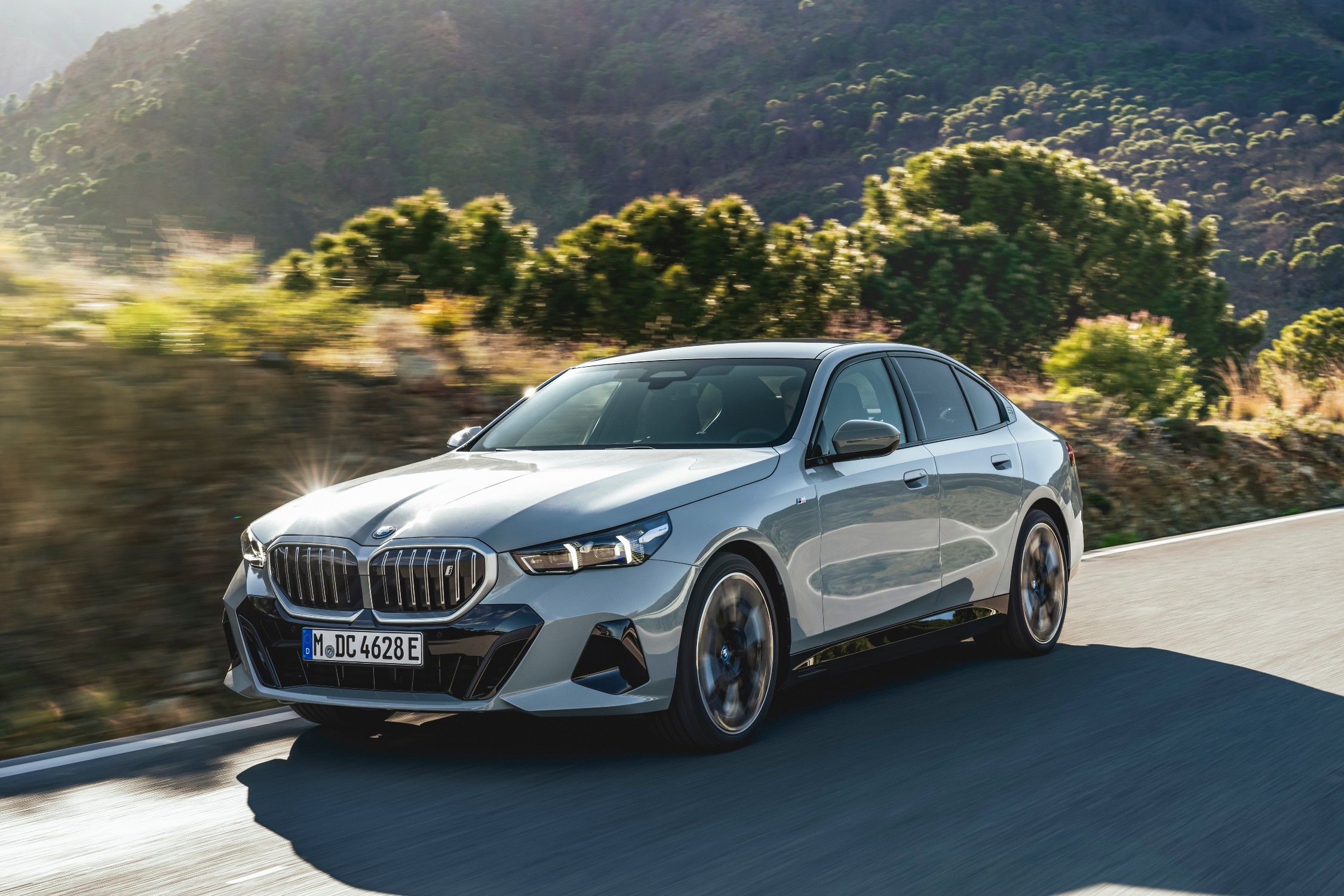 BMW 5 Series i Sedan 2024 - вид спереди для выбора лекал PPF автомобиля