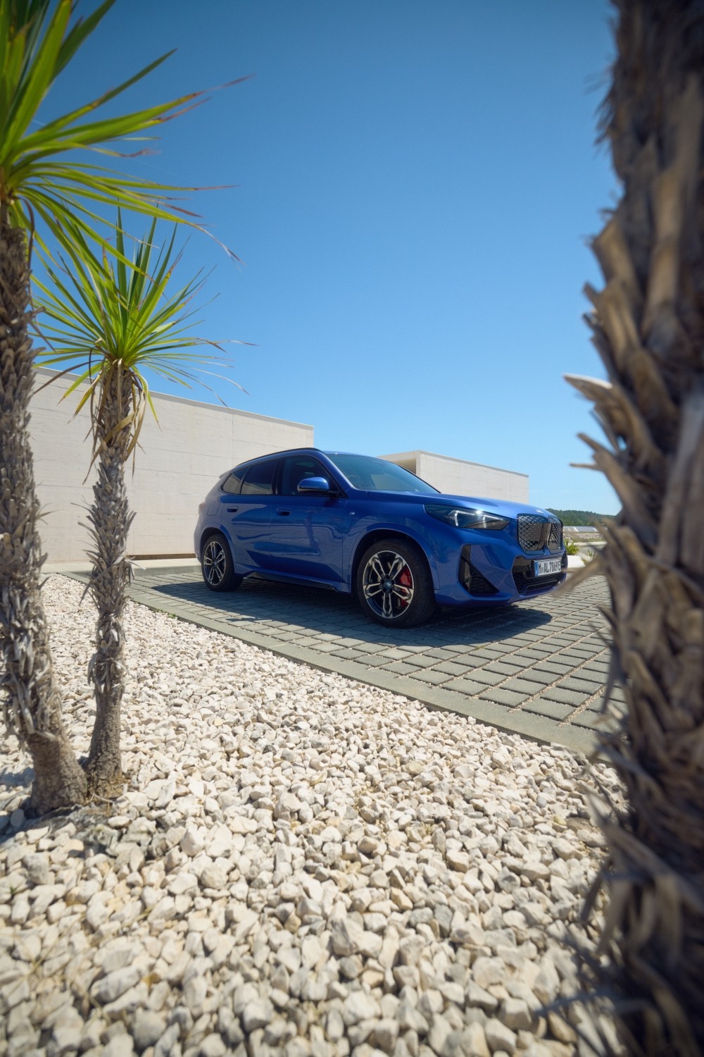 BMW iX1 L 2024 - вид спереди для выбора лекал PPF автомобиля