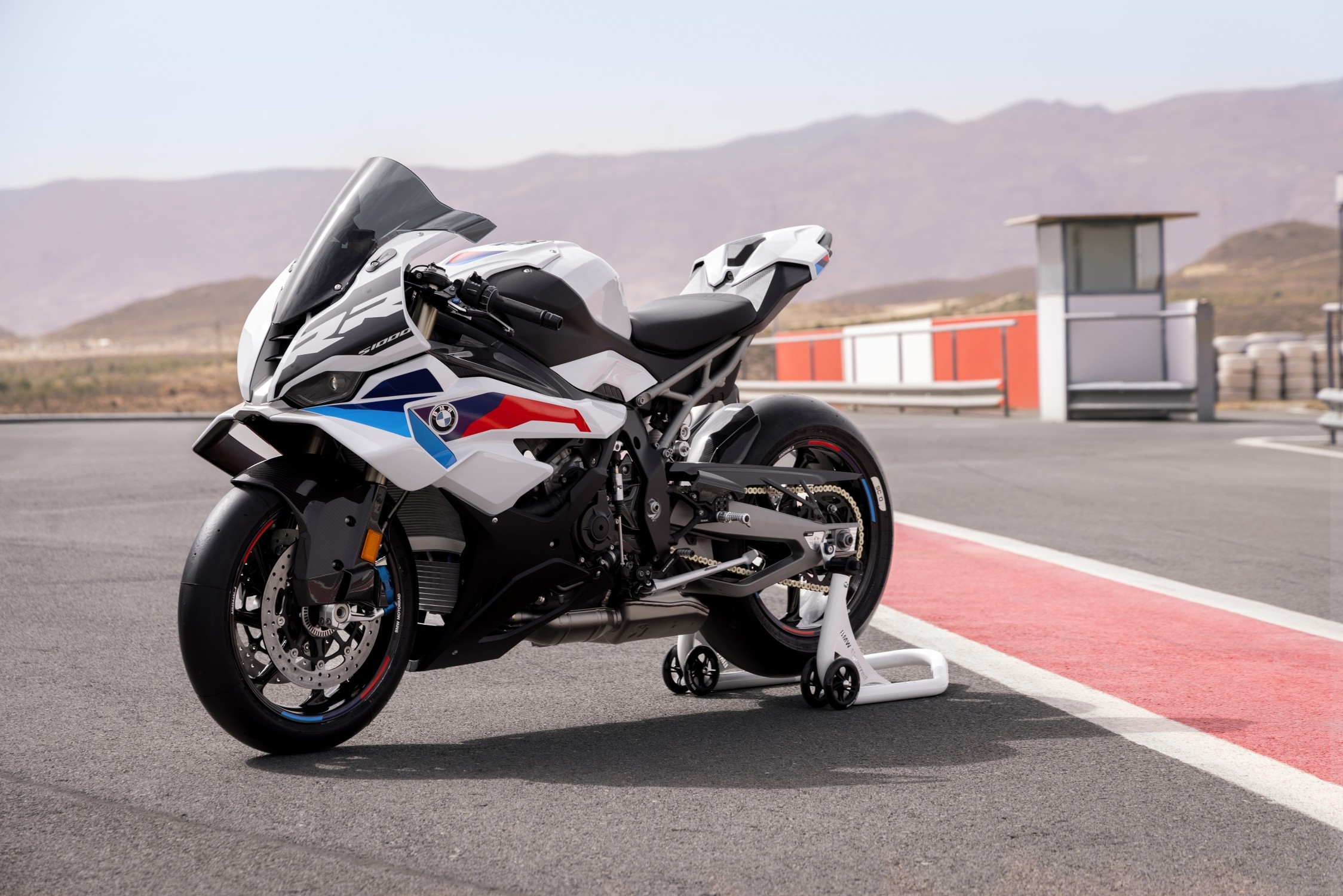 BMW S 1000 RR 2025, вид спереди