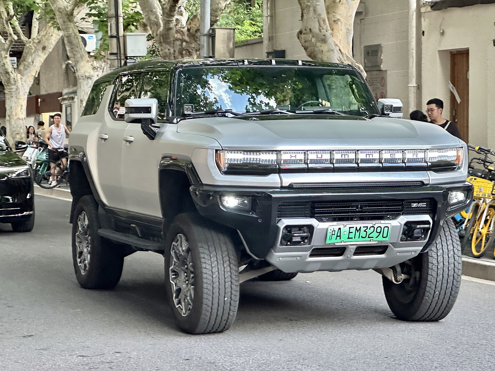 GMC Hummer EV SUV 2023 - вид спереди для выбора лекал PPF автомобиля