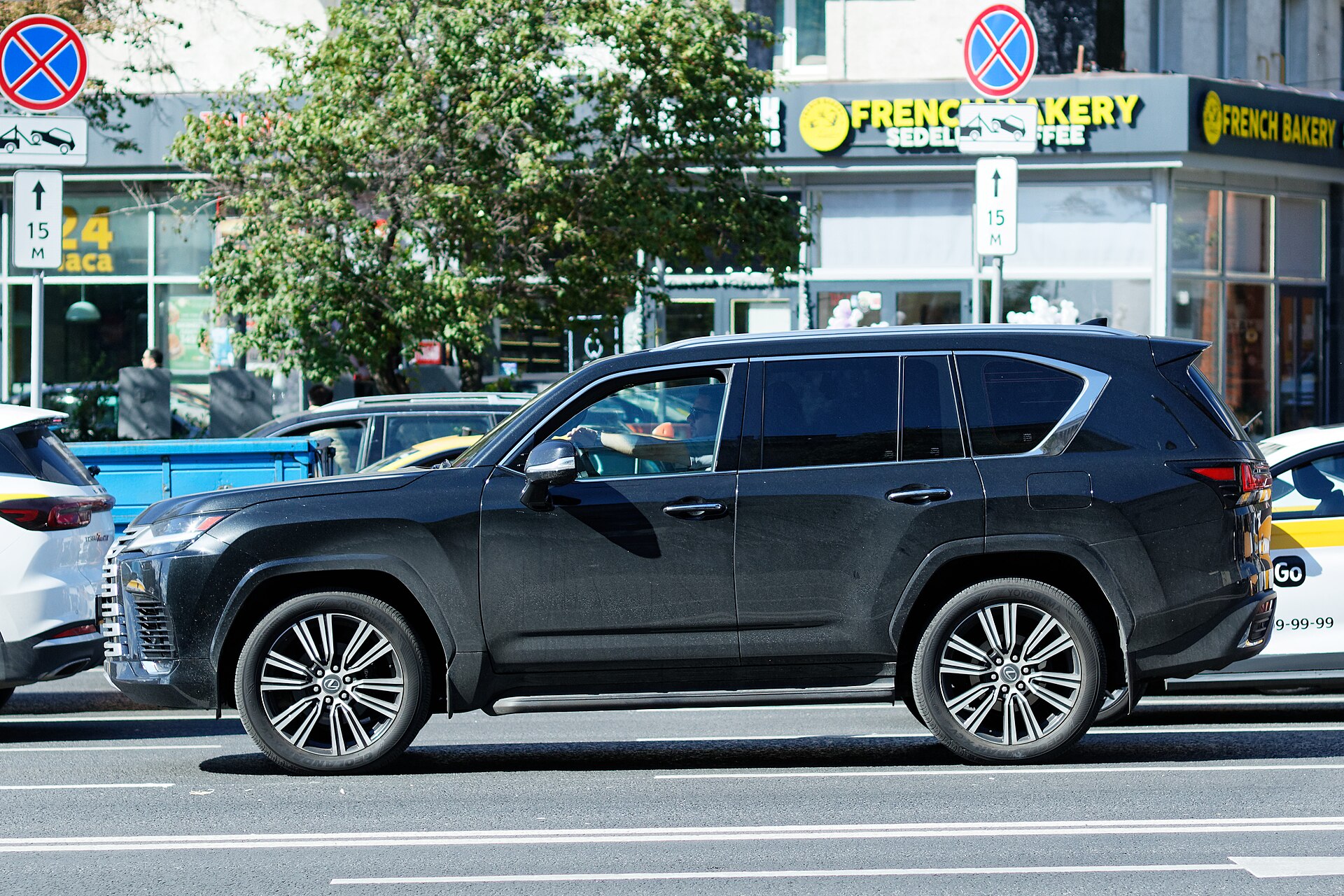 Lexus LX700h 2025 - вид спереди для выбора лекал PPF автомобиля