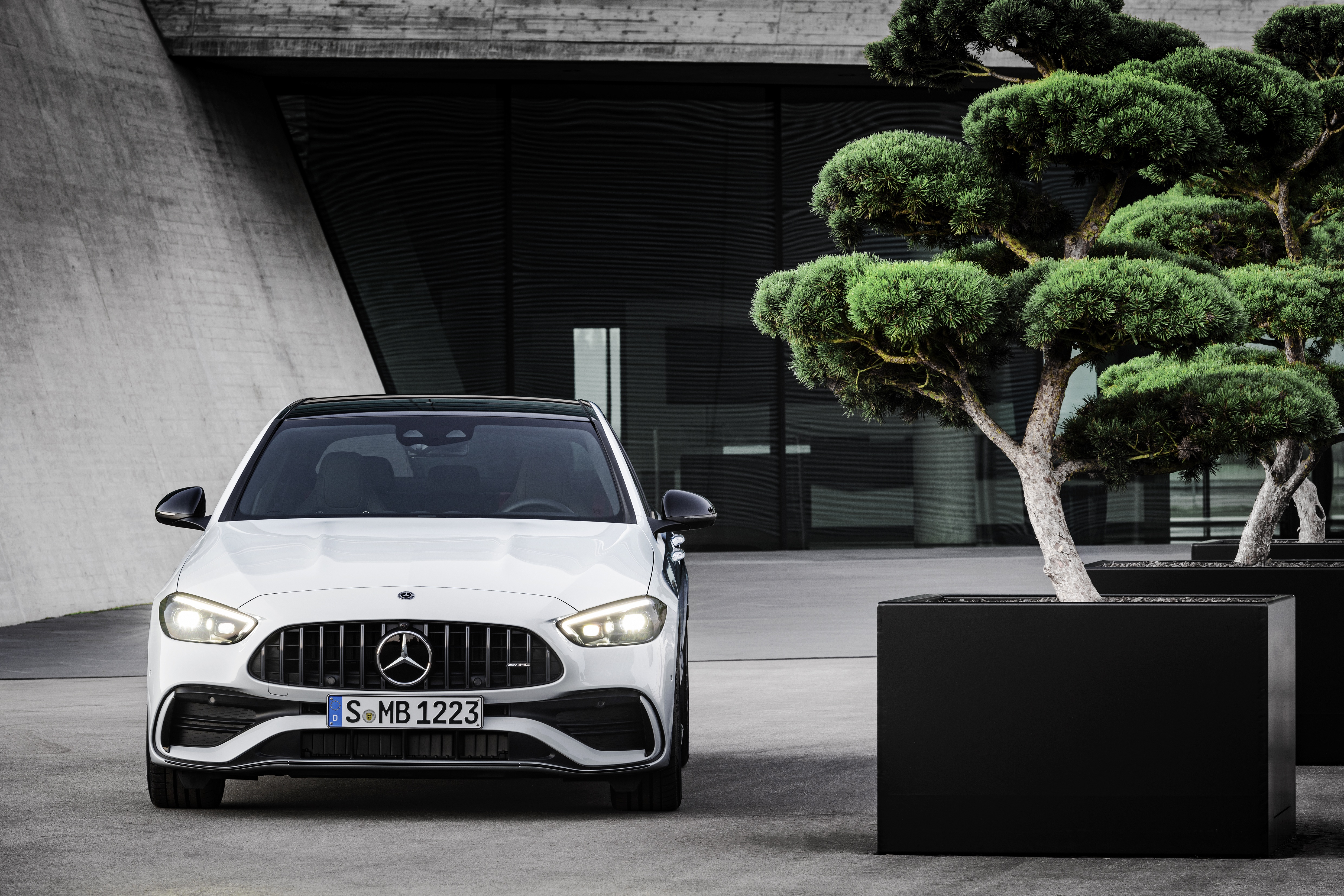 MERCEDES-BENZ AMG C 43 Sedan 2023 - вид спереди для выбора лекал PPF автомобиля