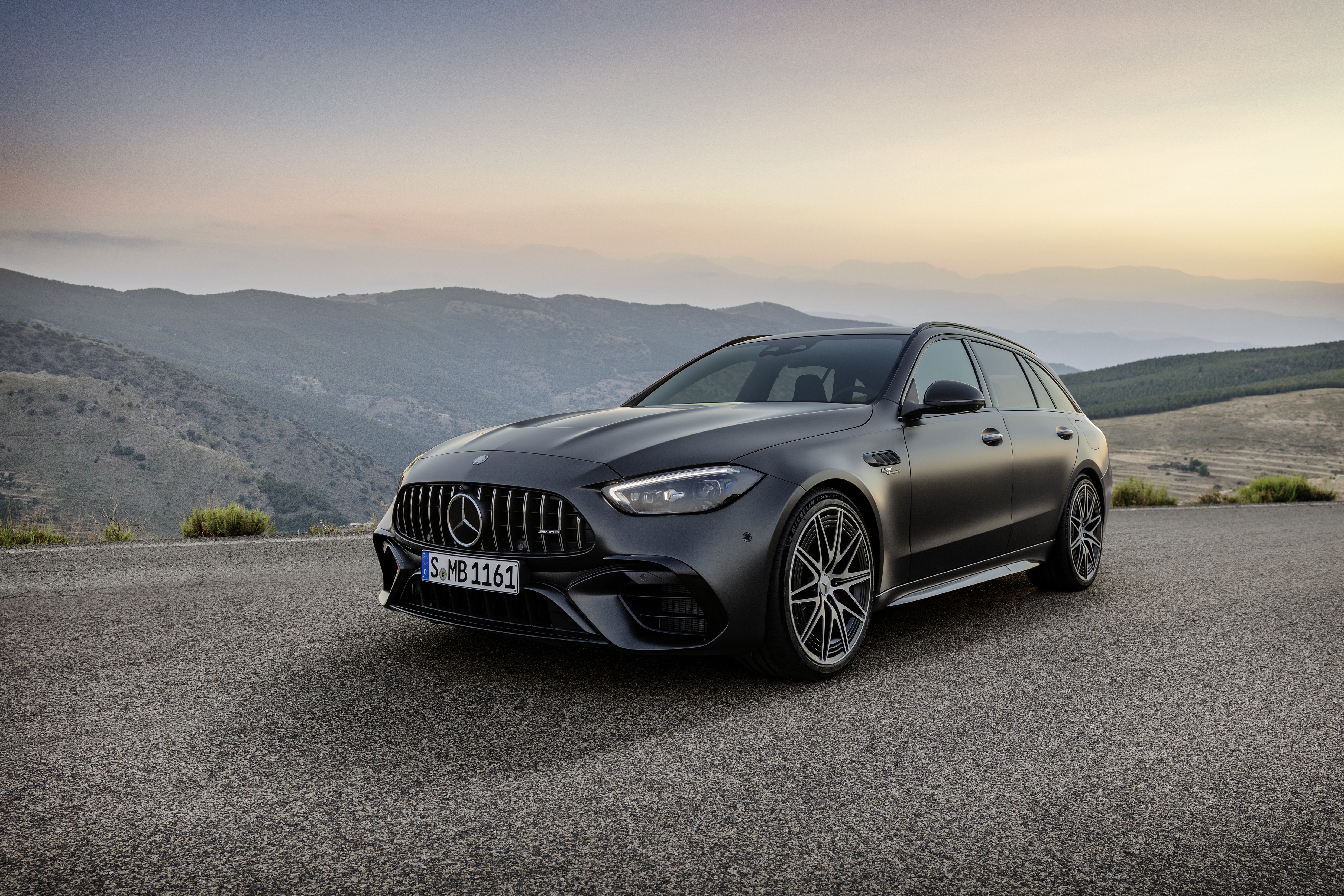 MERCEDES-BENZ AMG C 63 S E Performance Touring 2023 - вид спереди для выбора лекал PPF автомобиля