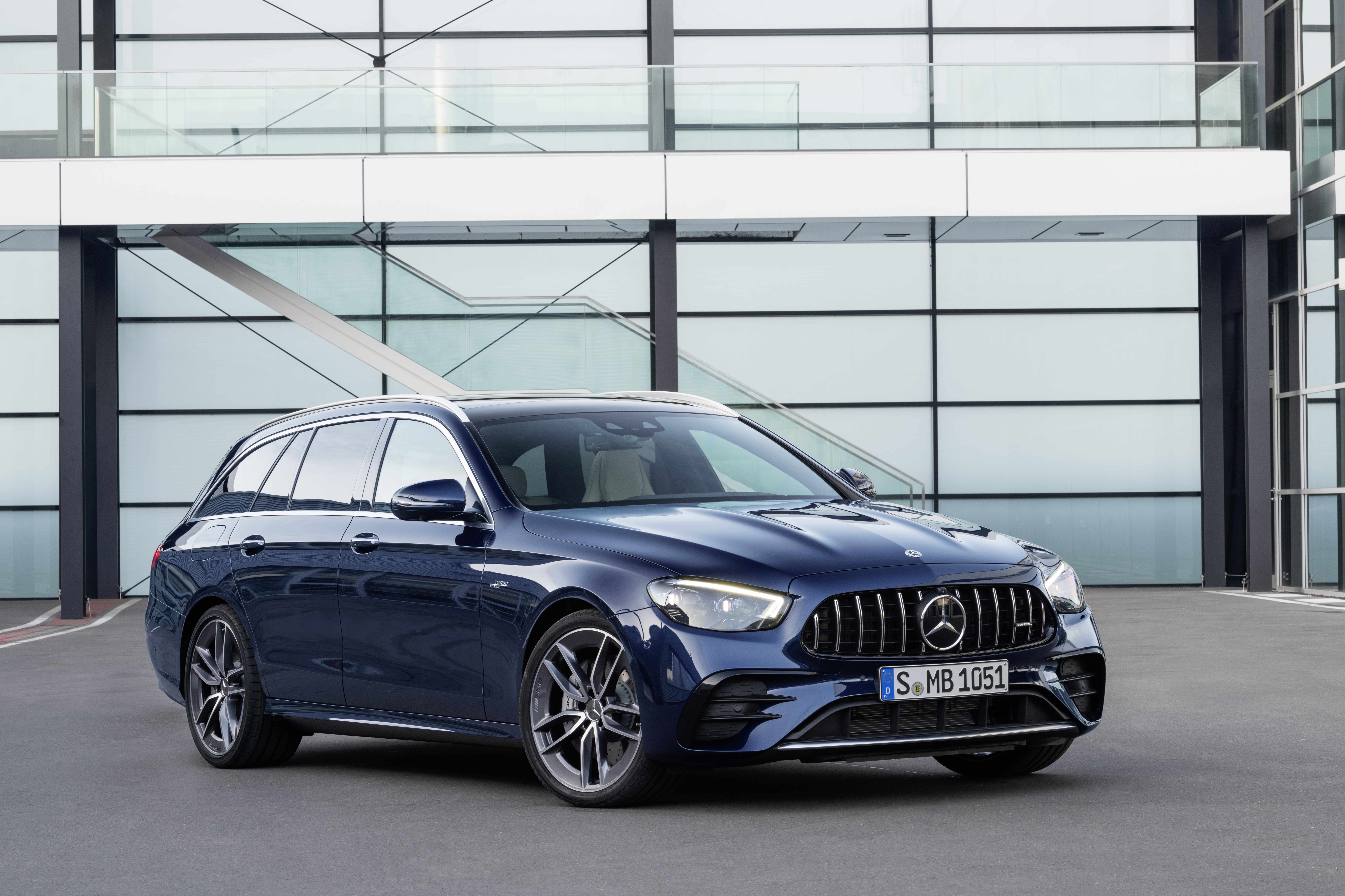 MERCEDES-BENZ AMG E 53 Touring 2023 - вид спереди для выбора лекал PPF автомобиля