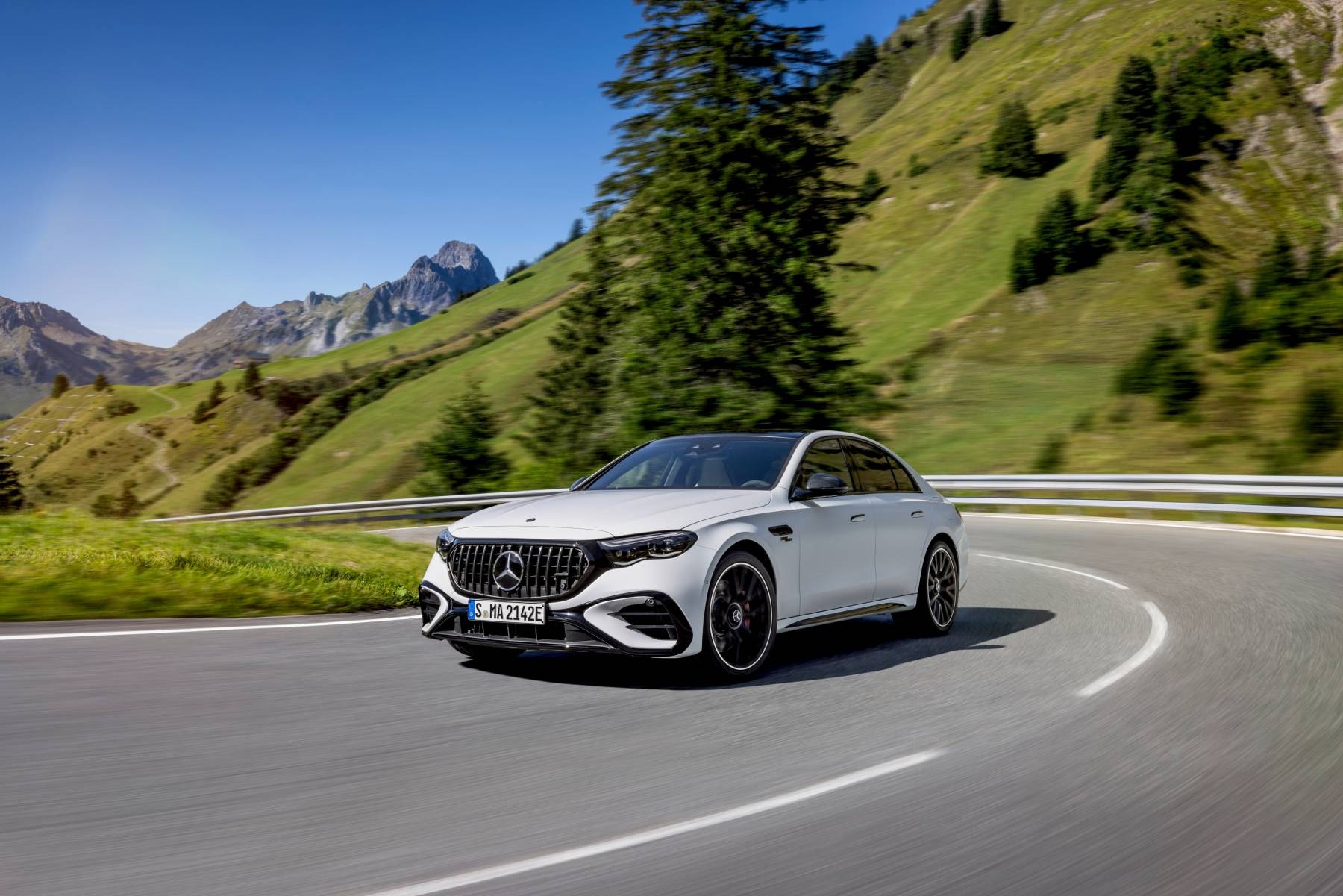 MERCEDES-BENZ AMG E-Class Touring 2024 - вид спереди для выбора лекал PPF автомобиля