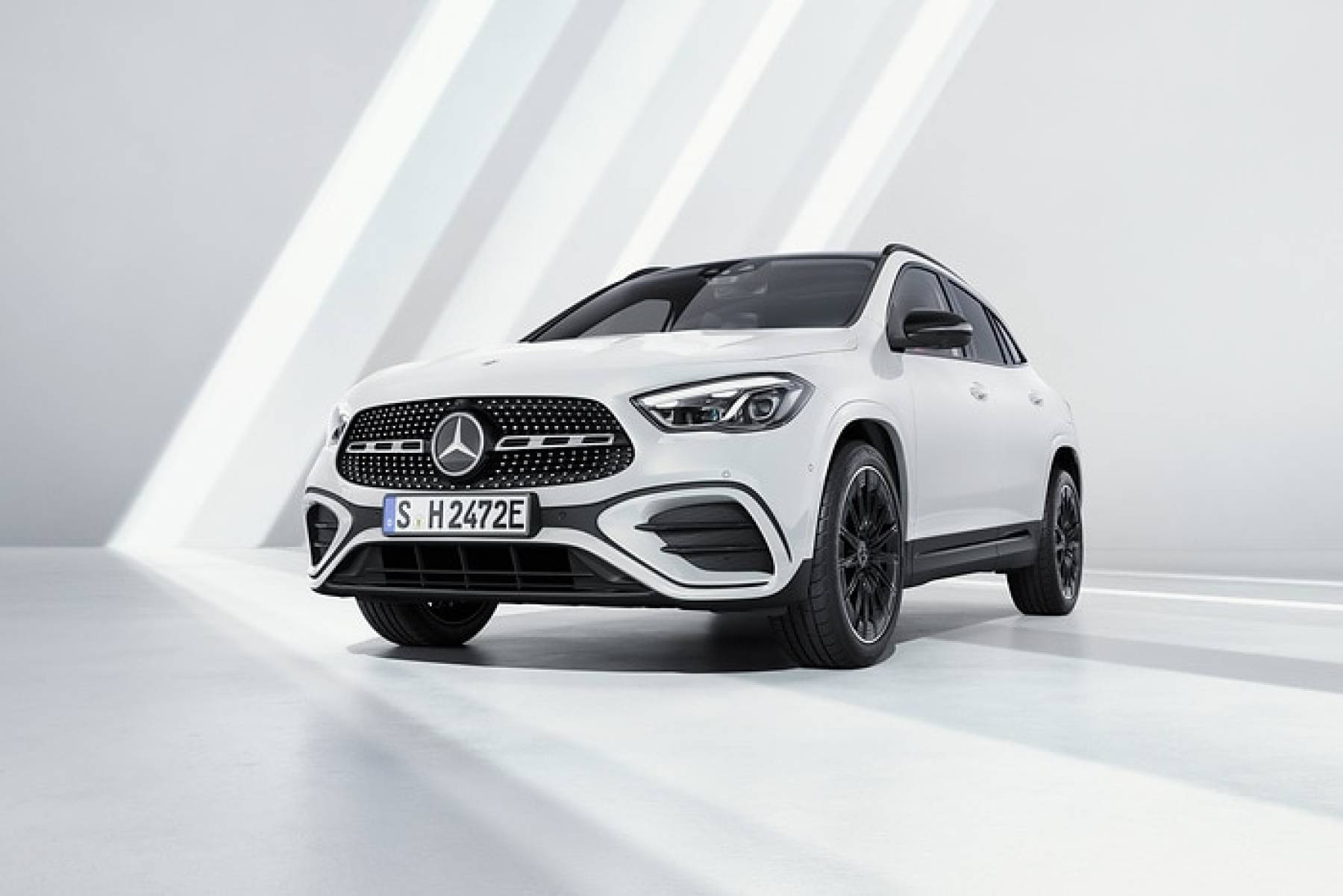 MERCEDES-BENZ GLA SUV 2024 - вид спереди для выбора лекал PPF автомобиля