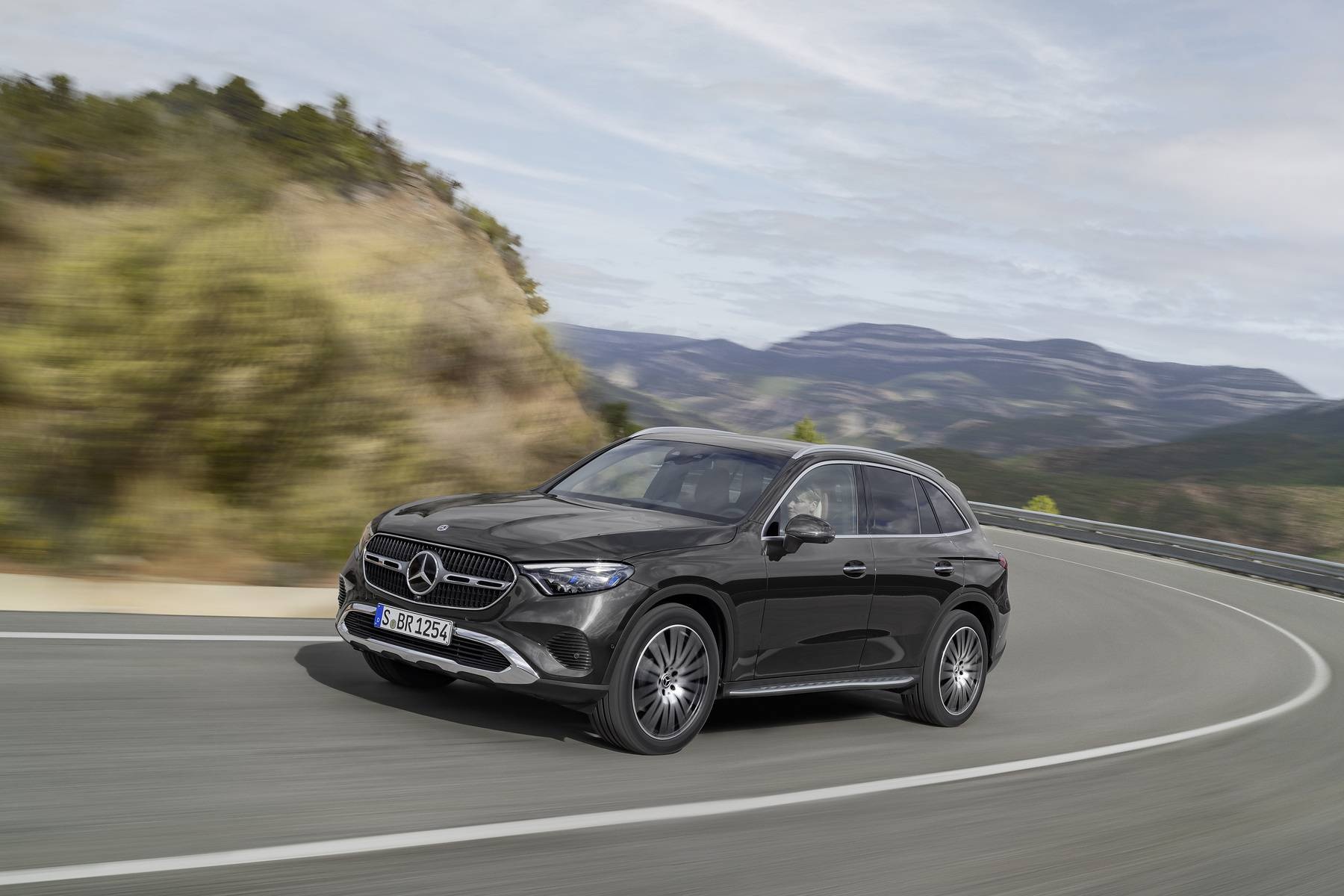 MERCEDES-BENZ GLC L SUV 2023 - вид спереди для выбора лекал PPF автомобиля