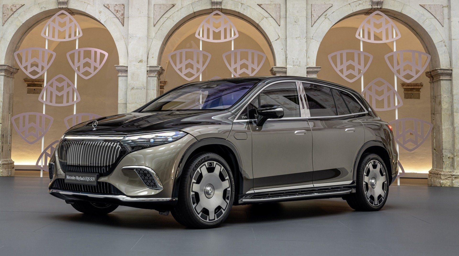 MERCEDES-BENZ Maybach EQS SUV 2024 - вид спереди для выбора лекал PPF автомобиля