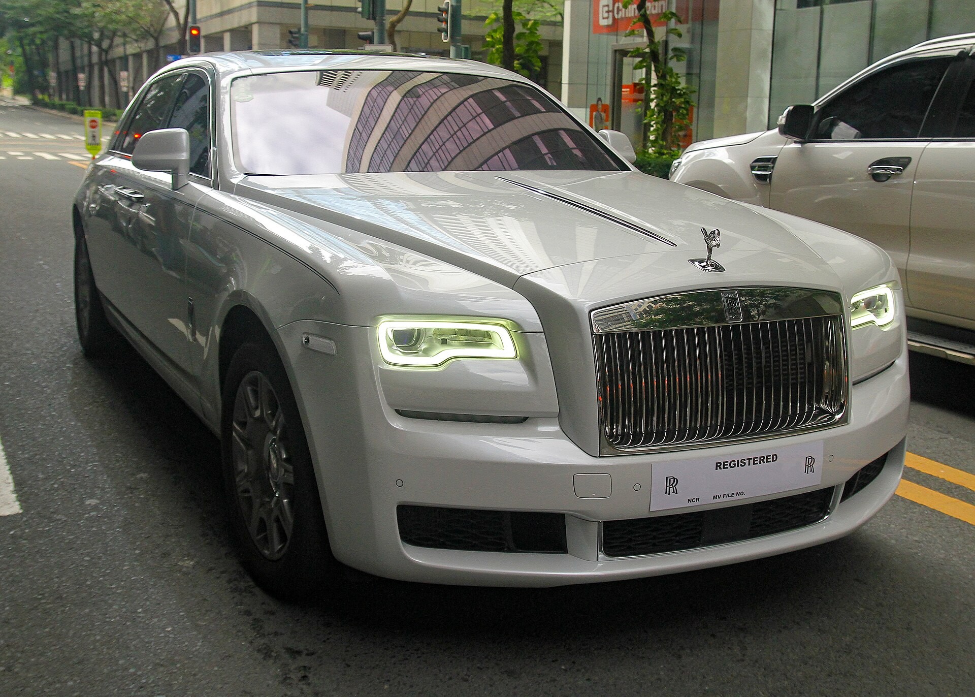 ROLLS-ROYCE Ghost LWB 2025 - вид спереди для выбора автомобильных лекал PPF