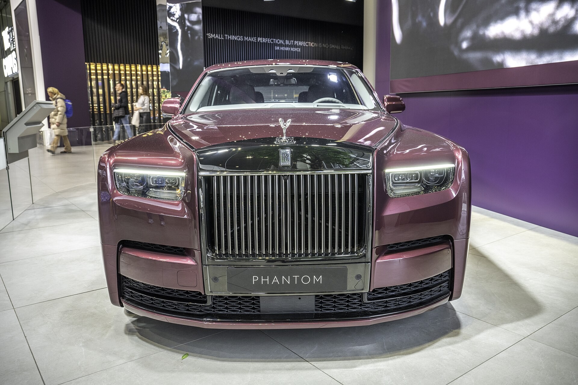 ROLLS-ROYCE Phantom SWB 2018 - вид спереди для выбора автомобильных лекал PPF